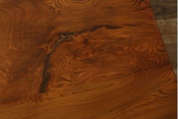 中古　高級品　超激レア品　認定銘木屋久杉　瘤杢(こぶもく)　価値ある逸品!　屋久杉としてこれ以上ない規格の一枚!!　希少な屋久杉の一枚板を贅沢に使用した座卓　定価約900万円相当　(R-082378)