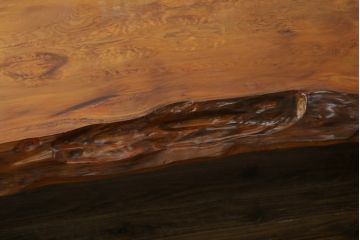 中古　高級品　超激レア品　認定銘木屋久杉　瘤杢(こぶもく)　価値ある逸品!　屋久杉としてこれ以上ない規格の一枚!!　希少な屋久杉の一枚板を贅沢に使用した座卓　定価約900万円相当　(R-082378)