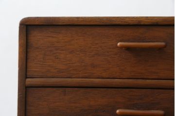 和製アンティーク　楢(ナラ)材　温かみを感じるレトロな雰囲気の五段小引き出し(卓上収納、小物収納、書類ケース)(R-082379)