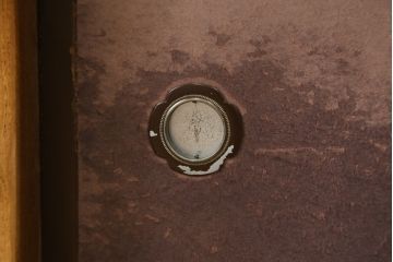 和製アンティーク　総欅(ケヤキ)材　空間のアクセントになる色合いがお洒落な置き床(置床、ローボード、リビングボード、テレビ台、テレビボード、収納棚、戸棚)(R-082380)