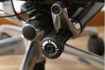 中古　高級オフィスチェア　オカムラ(okamura)　Contessa(コンテッサ)　疲れにくい機能性とスタイリッシュなデザイン性を兼ね備えたオフィスチェア(ワークチェア、アームチェア、回転チェア、椅子、イス)(定価約22万円)(R-082382)