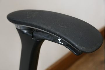 中古　高級オフィスチェア　オカムラ(okamura)　Contessa(コンテッサ)　疲れにくい機能性とスタイリッシュなデザイン性を兼ね備えたオフィスチェア(ワークチェア、アームチェア、回転チェア、椅子、イス)(定価約22万円)(R-082382)