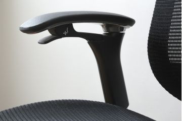 中古　高級オフィスチェア　オカムラ(okamura)　Contessa(コンテッサ)　疲れにくい機能性とスタイリッシュなデザイン性を兼ね備えたオフィスチェア(ワークチェア、アームチェア、回転チェア、椅子、イス)(定価約22万円)(R-082382)