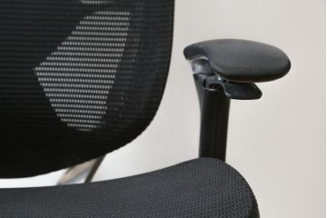 中古　高級オフィスチェア　オカムラ(okamura)　Contessa(コンテッサ)　疲れにくい機能性とスタイリッシュなデザイン性を兼ね備えたオフィスチェア(ワークチェア、アームチェア、回転チェア、椅子、イス)(定価約22万円)(R-082382)
