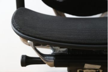 中古　高級オフィスチェア　オカムラ(okamura)　Contessa(コンテッサ)　疲れにくい機能性とスタイリッシュなデザイン性を兼ね備えたオフィスチェア(ワークチェア、アームチェア、回転チェア、椅子、イス)(定価約22万円)(R-082382)