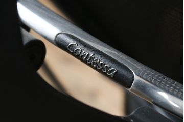 中古　高級オフィスチェア　オカムラ(okamura)　Contessa(コンテッサ)　疲れにくい機能性とスタイリッシュなデザイン性を兼ね備えたオフィスチェア(ワークチェア、アームチェア、回転チェア、椅子、イス)(定価約22万円)(R-082382)