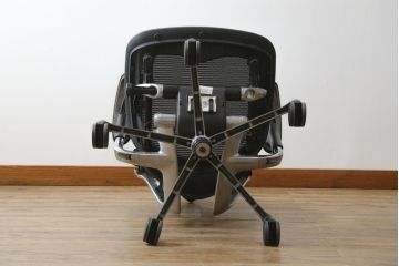 中古　高級オフィスチェア　オカムラ(okamura)　Contessa(コンテッサ)　疲れにくい機能性とスタイリッシュなデザイン性を兼ね備えたオフィスチェア(ワークチェア、アームチェア、回転チェア、椅子、イス)(定価約22万円)(R-082382)