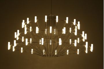 中古　美品　オランダ高級インテリアブランド モーイ(moooi)　三宅有洋デザイン　コッペリア(Coppelia)　ミニマルなデザインで幻想的な空間を作り出すLEDシャンデリア(天井照明、ペンダントライト)(定価約90万3千円)(R-082389)