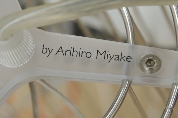 中古　美品　オランダ高級インテリアブランド モーイ(moooi)　三宅有洋デザイン　コッペリア(Coppelia)　ミニマルなデザインで幻想的な空間を作り出すLEDシャンデリア　定価約90万3千円相当　(R-082389)