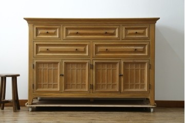 中古　トーマスビル(Thomasville)　IDC大塚家具取り扱い　アメリカンカントリースタイル　オーク材　アンティーク調　木の質感を活かしたぬくもりある風合いと気品が感じられるサイドボード　(R-082390)