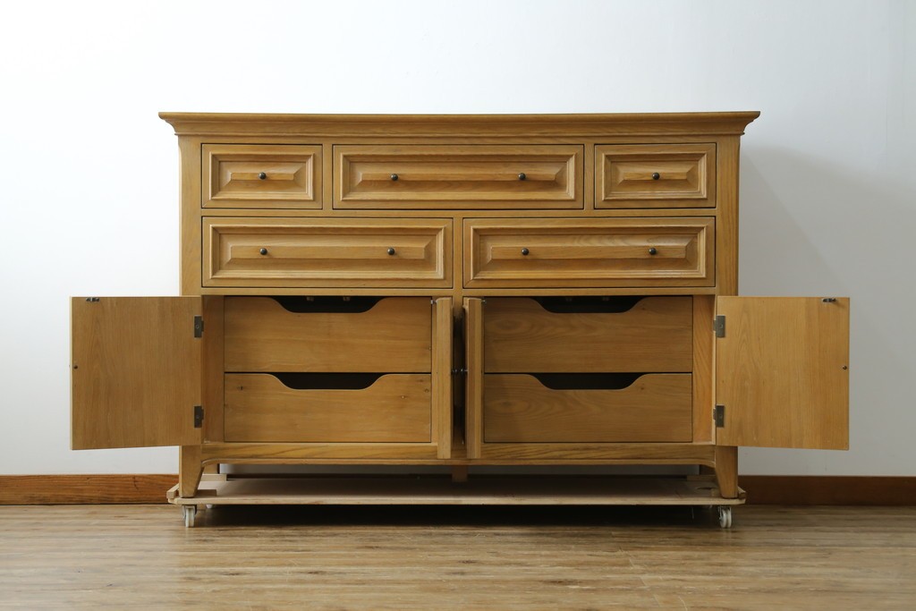 中古　トーマスビル(Thomasville)　IDC大塚家具取り扱い　アメリカンカントリースタイル　オーク材　アンティーク調　木の質感を活かしたぬくもりある風合いと気品が感じられるサイドボード　(R-082390)