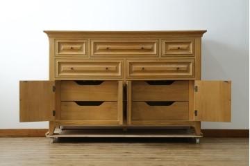 中古　トーマスビル(Thomasville)　IDC大塚家具取り扱い　アメリカンカントリースタイル　オーク材　アンティーク調　木の質感を活かしたぬくもりある風合いと気品が感じられるサイドボード　(R-082390)