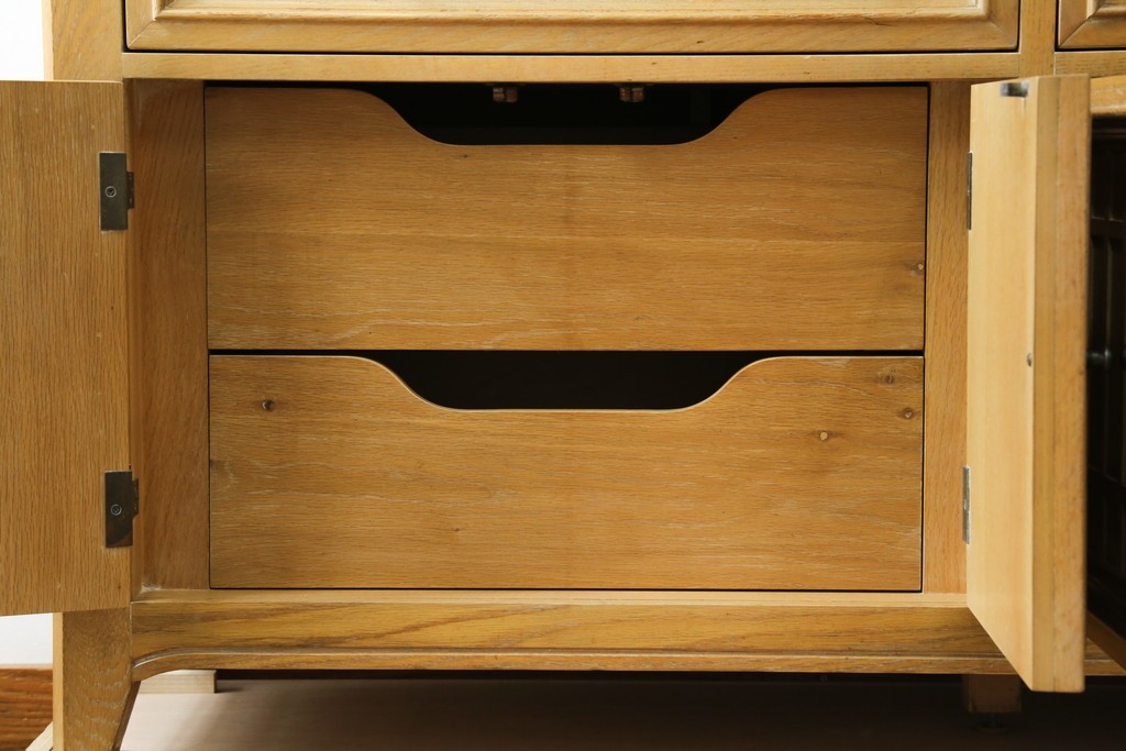 中古　トーマスビル(Thomasville)　IDC大塚家具取り扱い　アメリカンカントリースタイル　オーク材　アンティーク調　木の質感を活かしたぬくもりある風合いと気品が感じられるサイドボード　(R-082390)