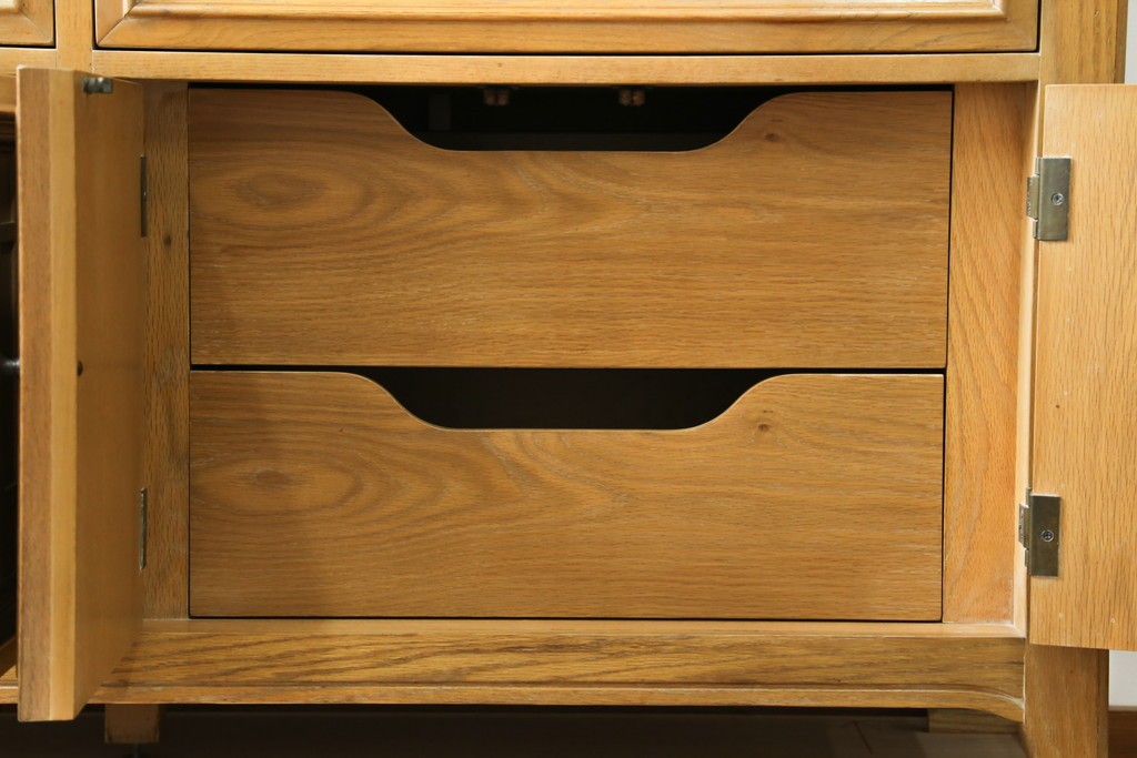 中古　トーマスビル(Thomasville)　IDC大塚家具取り扱い　アメリカンカントリースタイル　オーク材　アンティーク調　木の質感を活かしたぬくもりある風合いと気品が感じられるサイドボード　(R-082390)