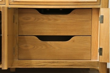 中古　トーマスビル(Thomasville)　IDC大塚家具取り扱い　アメリカンカントリースタイル　オーク材　アンティーク調　木の質感を活かしたぬくもりある風合いと気品が感じられるサイドボード　(R-082390)