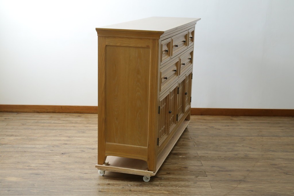 中古　トーマスビル(Thomasville)　IDC大塚家具取り扱い　アメリカンカントリースタイル　オーク材　アンティーク調　木の質感を活かしたぬくもりある風合いと気品が感じられるサイドボード　(R-082390)