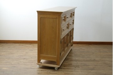 中古　トーマスビル(Thomasville)　IDC大塚家具取り扱い　アメリカンカントリースタイル　オーク材　アンティーク調　木の質感を活かしたぬくもりある風合いと気品が感じられるサイドボード　(R-082390)