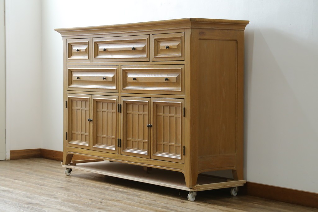 中古　トーマスビル(Thomasville)　IDC大塚家具取り扱い　アメリカンカントリースタイル　オーク材　アンティーク調　木の質感を活かしたぬくもりある風合いと気品が感じられるサイドボード　(R-082390)