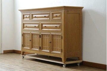 中古　トーマスビル(Thomasville)　IDC大塚家具取り扱い　アメリカンカントリースタイル　オーク材　アンティーク調　木の質感を活かしたぬくもりある風合いと気品が感じられるサイドボード　(R-082390)