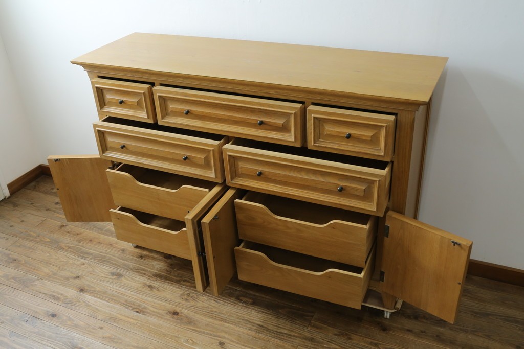 中古　トーマスビル(Thomasville)　IDC大塚家具取り扱い　アメリカンカントリースタイル　オーク材　アンティーク調　木の質感を活かしたぬくもりある風合いと気品が感じられるサイドボード　(R-082390)