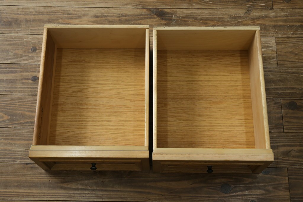 中古　トーマスビル(Thomasville)　IDC大塚家具取り扱い　アメリカンカントリースタイル　オーク材　アンティーク調　木の質感を活かしたぬくもりある風合いと気品が感じられるサイドボード　(R-082390)