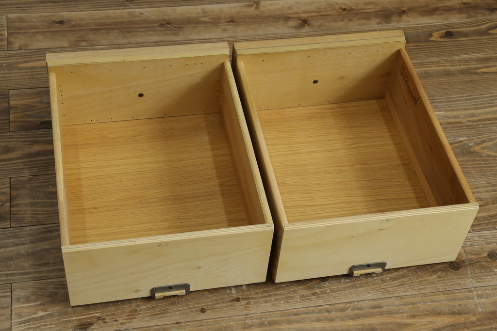 中古　トーマスビル(Thomasville)　IDC大塚家具取り扱い　アメリカンカントリースタイル　オーク材　アンティーク調　木の質感を活かしたぬくもりある風合いと気品が感じられるサイドボード　(R-082390)