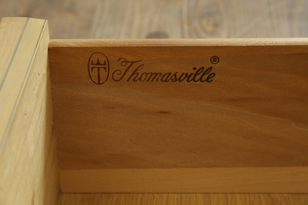 中古　トーマスビル(Thomasville)　IDC大塚家具取り扱い　アメリカンカントリースタイル　オーク材　アンティーク調　木の質感を活かしたぬくもりある風合いと気品が感じられるサイドボード　(R-082390)