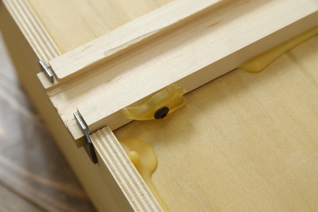 中古　トーマスビル(Thomasville)　IDC大塚家具取り扱い　アメリカンカントリースタイル　オーク材　アンティーク調　木の質感を活かしたぬくもりある風合いと気品が感じられるサイドボード　(R-082390)