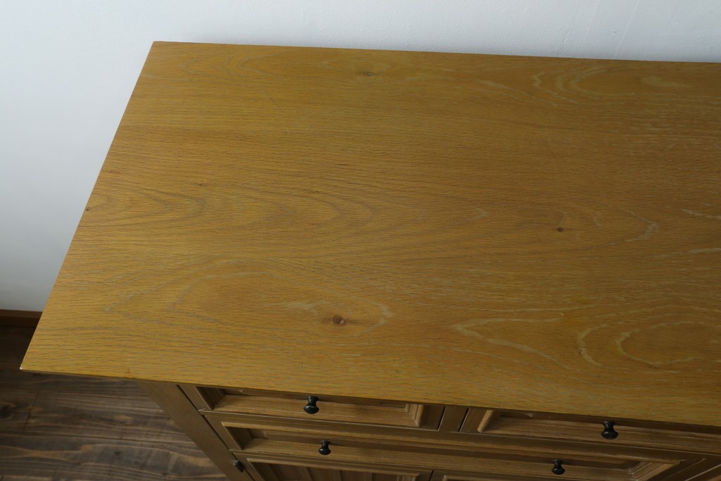 中古　トーマスビル(Thomasville)　IDC大塚家具取り扱い　アメリカンカントリースタイル　オーク材　アンティーク調　木の質感を活かしたぬくもりある風合いと気品が感じられるサイドボード　(R-082390)