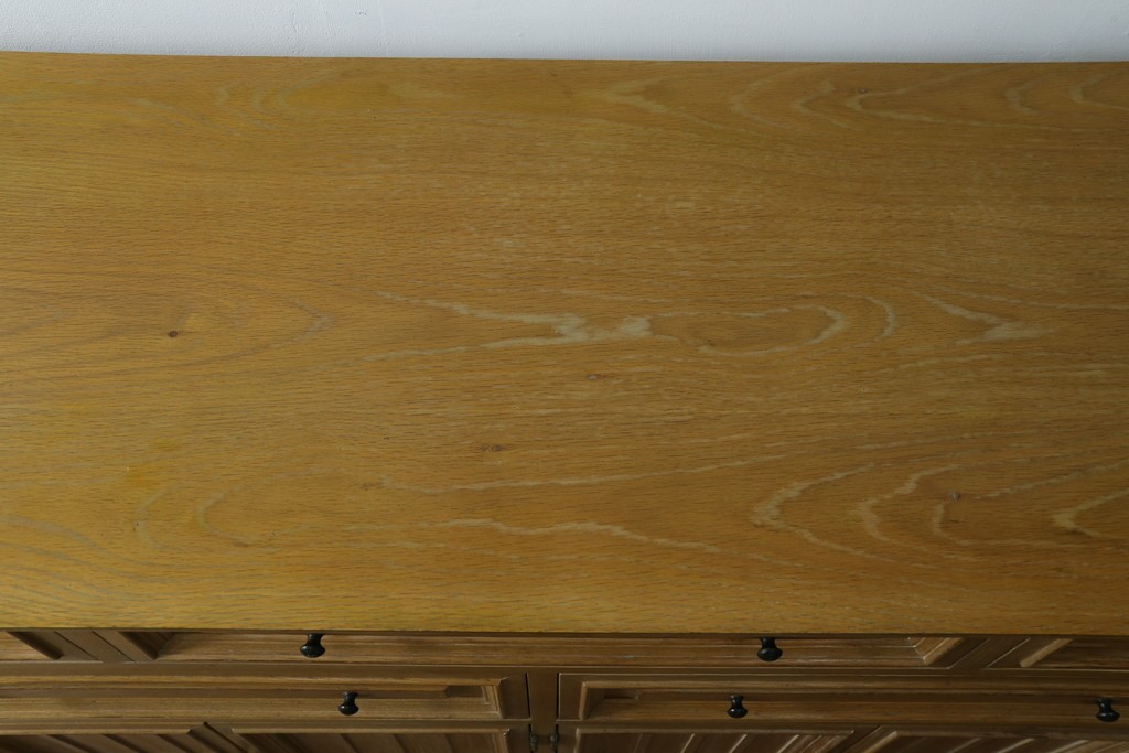 中古　トーマスビル(Thomasville)　IDC大塚家具取り扱い　アメリカンカントリースタイル　オーク材　アンティーク調　木の質感を活かしたぬくもりある風合いと気品が感じられるサイドボード　(R-082390)