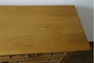 中古　トーマスビル(Thomasville)　IDC大塚家具取り扱い　アメリカンカントリースタイル　オーク材　アンティーク調　木の質感を活かしたぬくもりある風合いと気品が感じられるサイドボード　(R-082390)