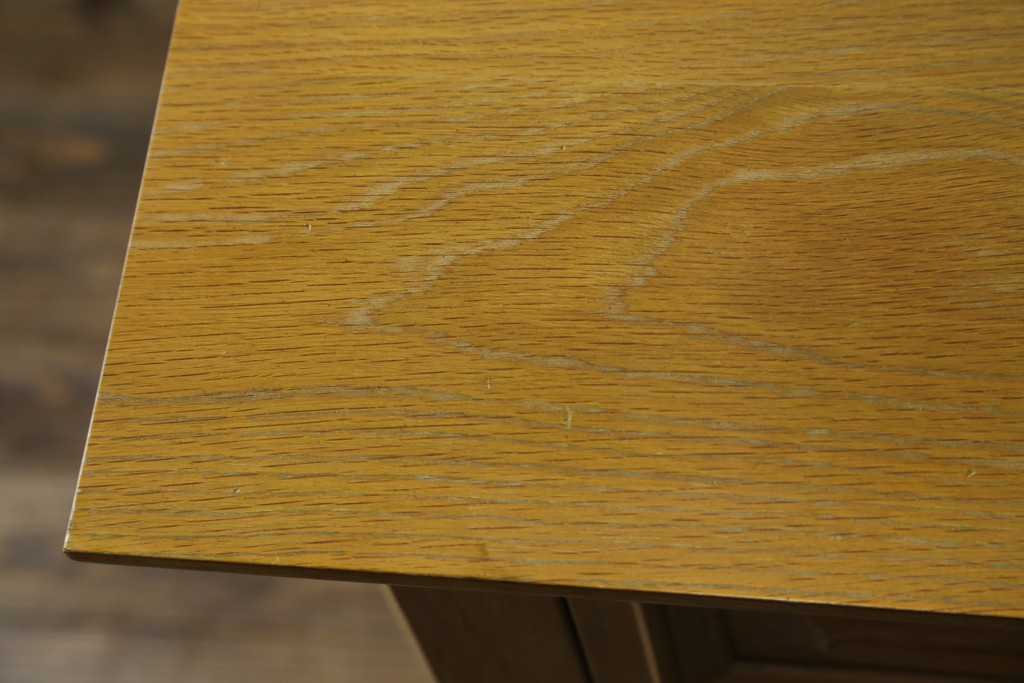 中古　トーマスビル(Thomasville)　IDC大塚家具取り扱い　アメリカンカントリースタイル　オーク材　アンティーク調　木の質感を活かしたぬくもりある風合いと気品が感じられるサイドボード　(R-082390)