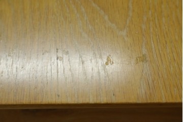 中古　トーマスビル(Thomasville)　IDC大塚家具取り扱い　アメリカンカントリースタイル　オーク材　アンティーク調　木の質感を活かしたぬくもりある風合いと気品が感じられるサイドボード　(R-082390)