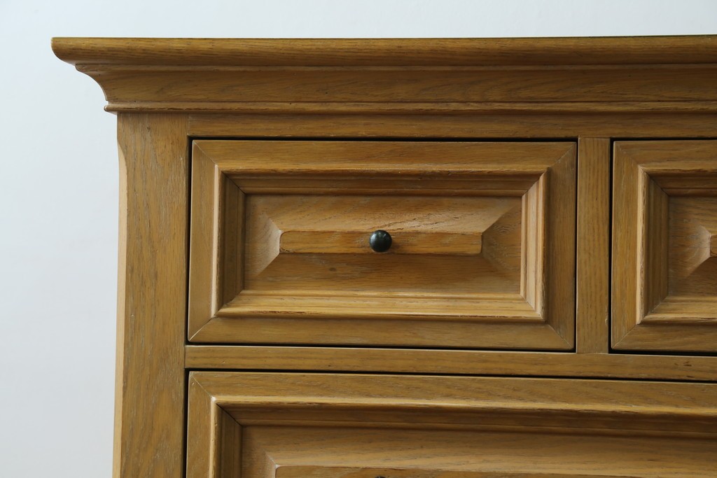 中古　トーマスビル(Thomasville)　IDC大塚家具取り扱い　アメリカンカントリースタイル　オーク材　アンティーク調　木の質感を活かしたぬくもりある風合いと気品が感じられるサイドボード　(R-082390)