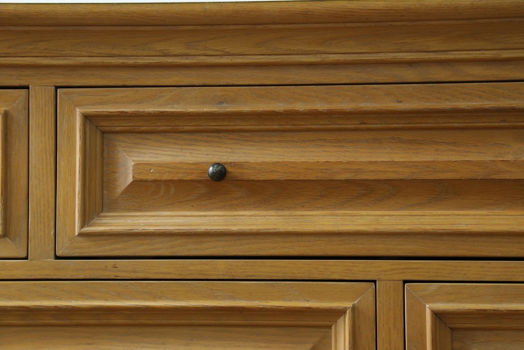 中古　トーマスビル(Thomasville)　IDC大塚家具取り扱い　アメリカンカントリースタイル　オーク材　アンティーク調　木の質感を活かしたぬくもりある風合いと気品が感じられるサイドボード　(R-082390)