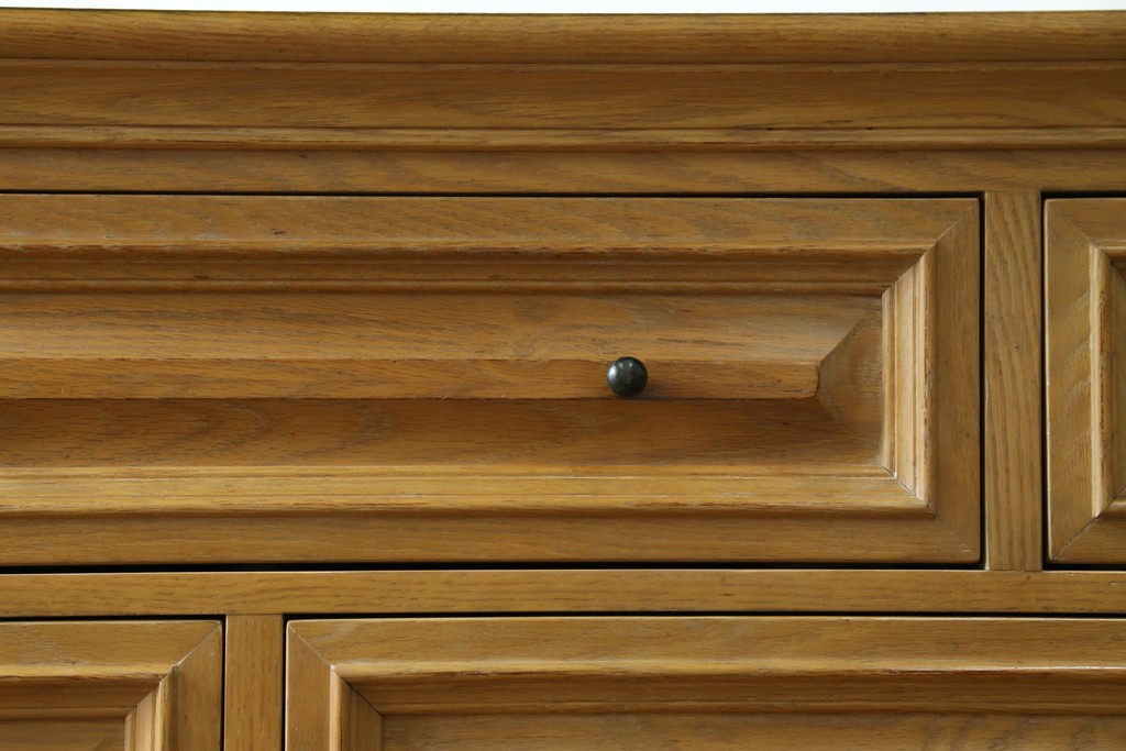 中古　トーマスビル(Thomasville)　IDC大塚家具取り扱い　アメリカンカントリースタイル　オーク材　アンティーク調　木の質感を活かしたぬくもりある風合いと気品が感じられるサイドボード　(R-082390)