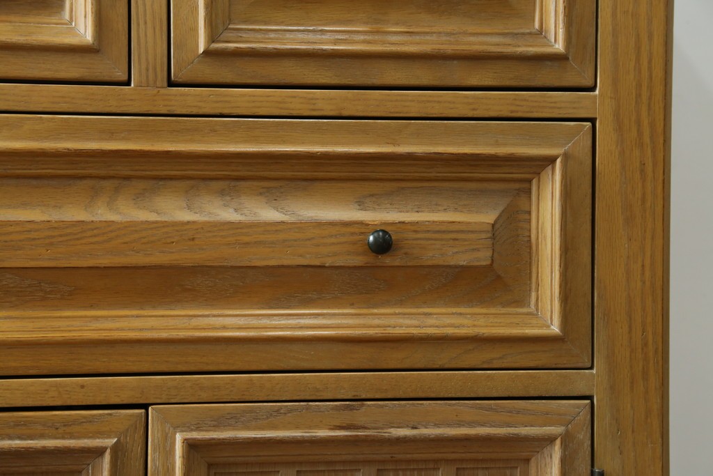 中古　トーマスビル(Thomasville)　IDC大塚家具取り扱い　アメリカンカントリースタイル　オーク材　アンティーク調　木の質感を活かしたぬくもりある風合いと気品が感じられるサイドボード　(R-082390)