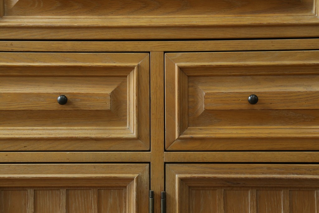 中古　トーマスビル(Thomasville)　IDC大塚家具取り扱い　アメリカンカントリースタイル　オーク材　アンティーク調　木の質感を活かしたぬくもりある風合いと気品が感じられるサイドボード　(R-082390)