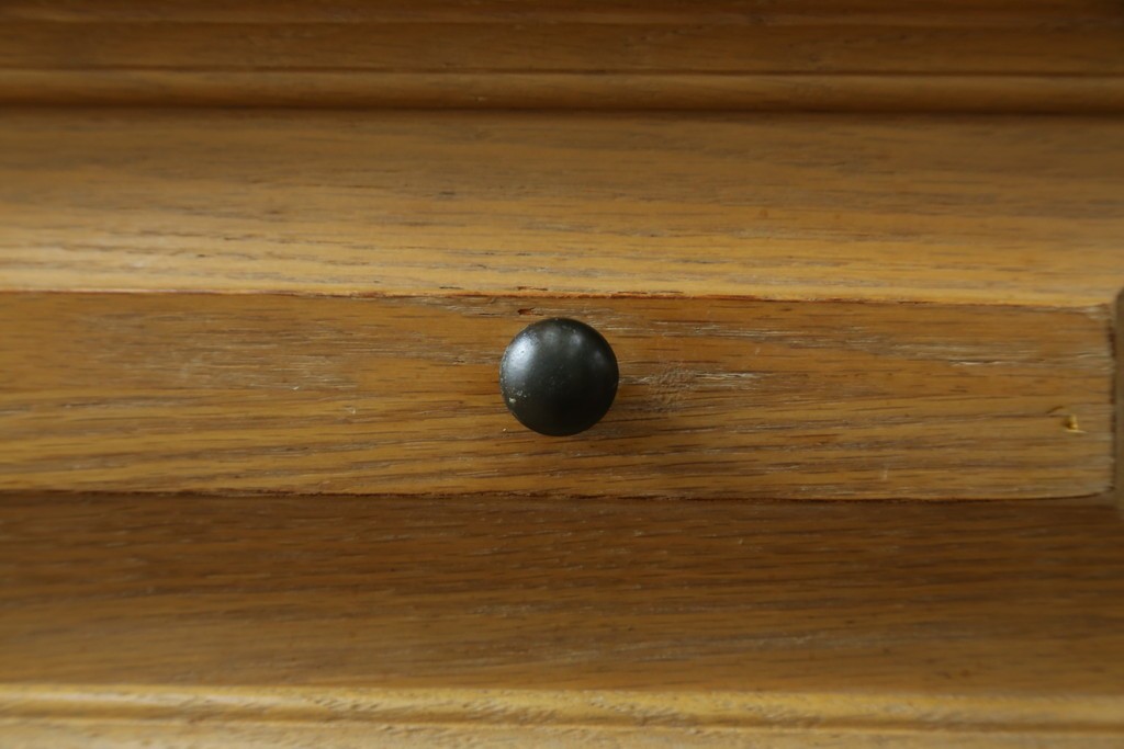 中古　トーマスビル(Thomasville)　IDC大塚家具取り扱い　アメリカンカントリースタイル　オーク材　アンティーク調　木の質感を活かしたぬくもりある風合いと気品が感じられるサイドボード　(R-082390)