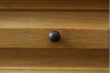 中古　トーマスビル(Thomasville)　IDC大塚家具取り扱い　アメリカンカントリースタイル　オーク材　アンティーク調　木の質感を活かしたぬくもりある風合いと気品が感じられるサイドボード　(R-082390)