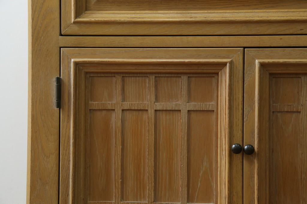 中古　トーマスビル(Thomasville)　IDC大塚家具取り扱い　アメリカンカントリースタイル　オーク材　アンティーク調　木の質感を活かしたぬくもりある風合いと気品が感じられるサイドボード　(R-082390)