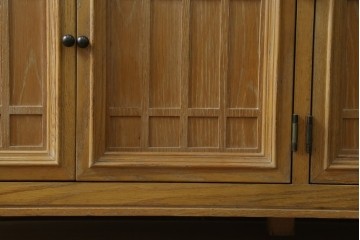 中古　トーマスビル(Thomasville)　IDC大塚家具取り扱い　アメリカンカントリースタイル　オーク材　アンティーク調　木の質感を活かしたぬくもりある風合いと気品が感じられるサイドボード　(R-082390)