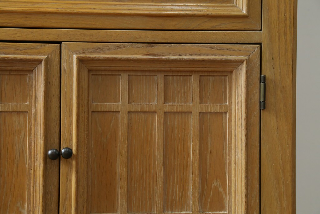 中古　トーマスビル(Thomasville)　IDC大塚家具取り扱い　アメリカンカントリースタイル　オーク材　アンティーク調　木の質感を活かしたぬくもりある風合いと気品が感じられるサイドボード　(R-082390)