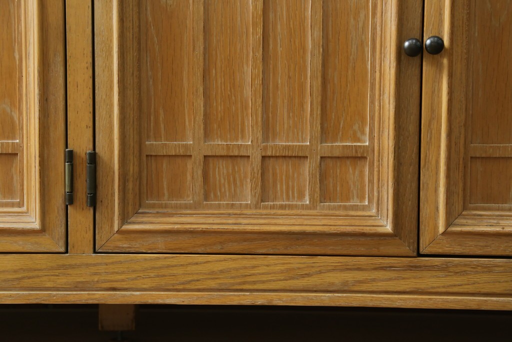 中古　トーマスビル(Thomasville)　IDC大塚家具取り扱い　アメリカンカントリースタイル　オーク材　アンティーク調　木の質感を活かしたぬくもりある風合いと気品が感じられるサイドボード　(R-082390)