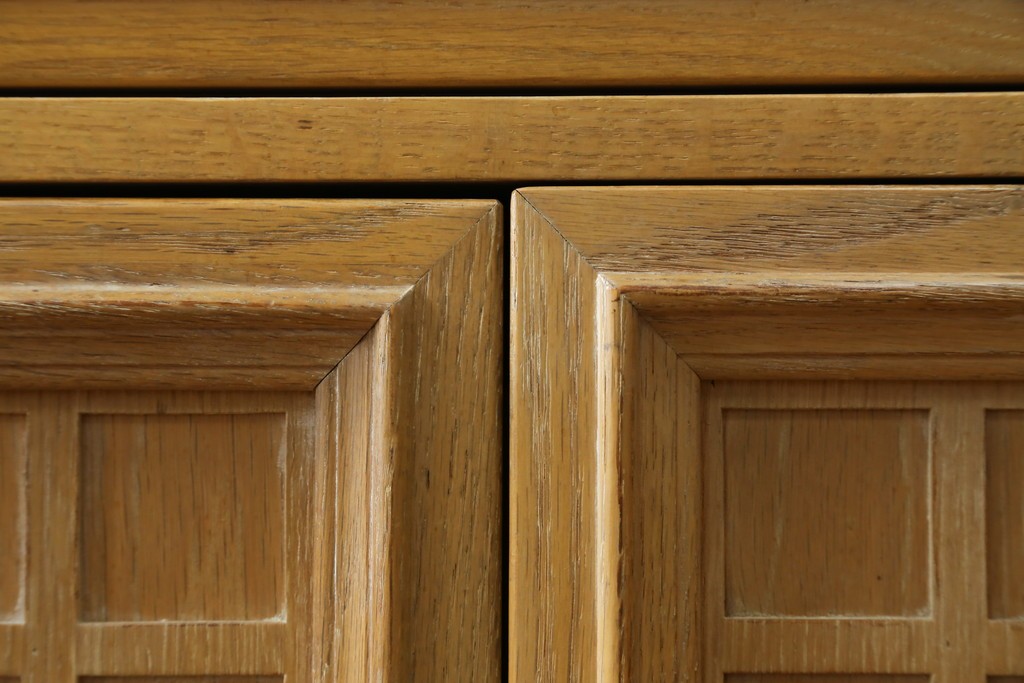 中古　トーマスビル(Thomasville)　IDC大塚家具取り扱い　アメリカンカントリースタイル　オーク材　アンティーク調　木の質感を活かしたぬくもりある風合いと気品が感じられるサイドボード　(R-082390)