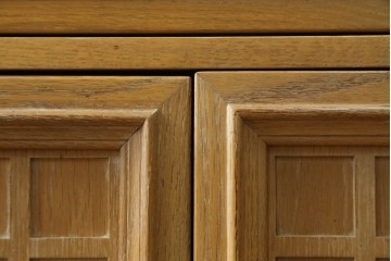 中古　トーマスビル(Thomasville)　IDC大塚家具取り扱い　アメリカンカントリースタイル　オーク材　アンティーク調　木の質感を活かしたぬくもりある風合いと気品が感じられるサイドボード　(R-082390)