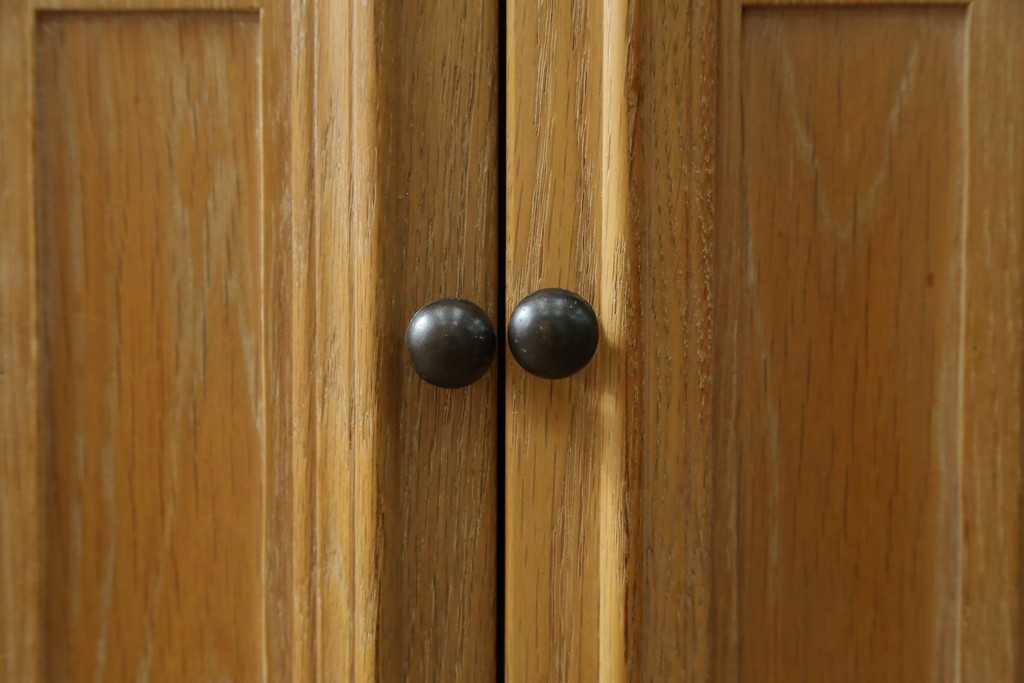 中古　トーマスビル(Thomasville)　IDC大塚家具取り扱い　アメリカンカントリースタイル　オーク材　アンティーク調　木の質感を活かしたぬくもりある風合いと気品が感じられるサイドボード　(R-082390)