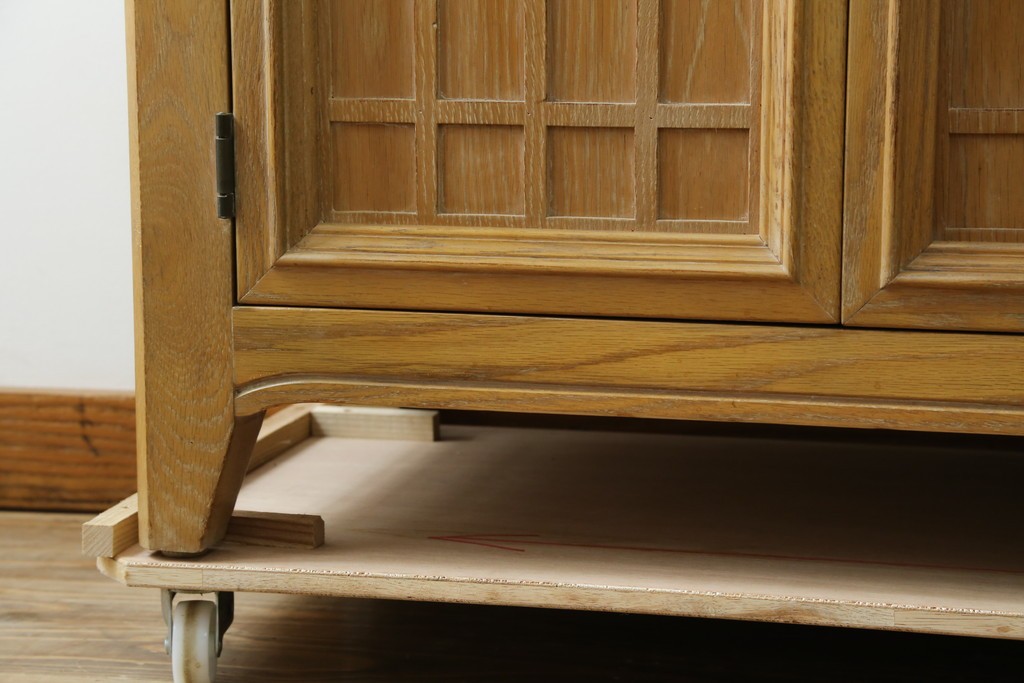 中古　トーマスビル(Thomasville)　IDC大塚家具取り扱い　アメリカンカントリースタイル　オーク材　アンティーク調　木の質感を活かしたぬくもりある風合いと気品が感じられるサイドボード　(R-082390)