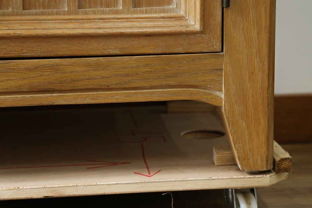 中古　トーマスビル(Thomasville)　IDC大塚家具取り扱い　アメリカンカントリースタイル　オーク材　アンティーク調　木の質感を活かしたぬくもりある風合いと気品が感じられるサイドボード　(R-082390)