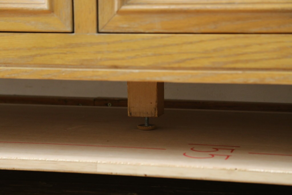 中古　トーマスビル(Thomasville)　IDC大塚家具取り扱い　アメリカンカントリースタイル　オーク材　アンティーク調　木の質感を活かしたぬくもりある風合いと気品が感じられるサイドボード　(R-082390)